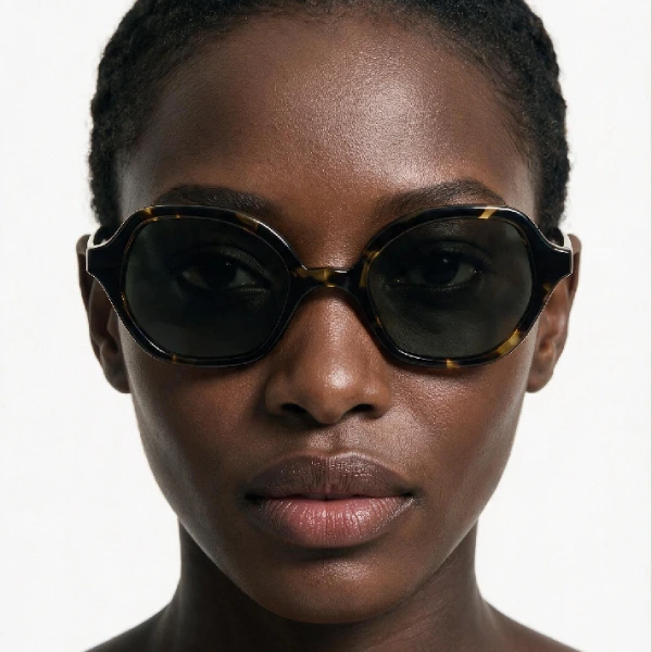 Lunettes de soleil écaille Fitnoz by Dareven portées